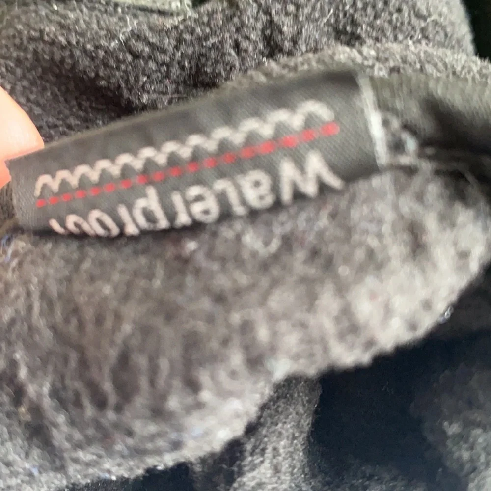 Girls black thinsulate gloves size L